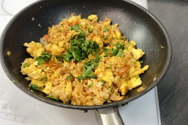 Жареный рис с овощами и беконом по-азиатски