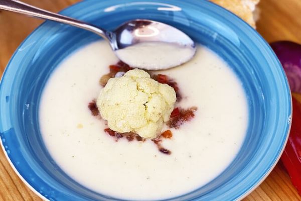 Постный суп пюре из цветной капусты с кокосовым молоком