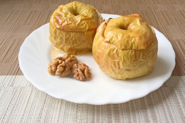 Запеченные яблоки с грецкими орехами, корицей и медом