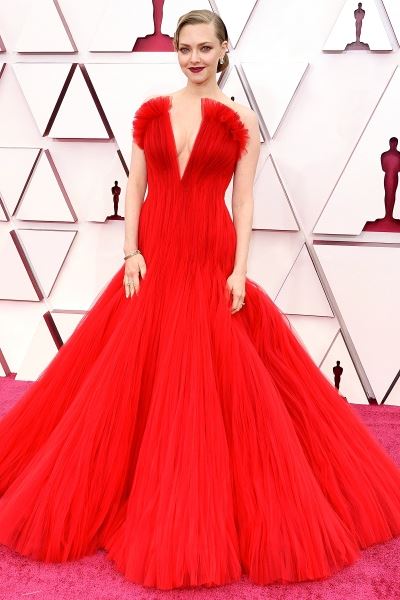 Лучшие наряды премии "Оскар-2021": Марго Робби, Зендая, Холли Берри и другие звезды на красной дорожке (ФОТО)
