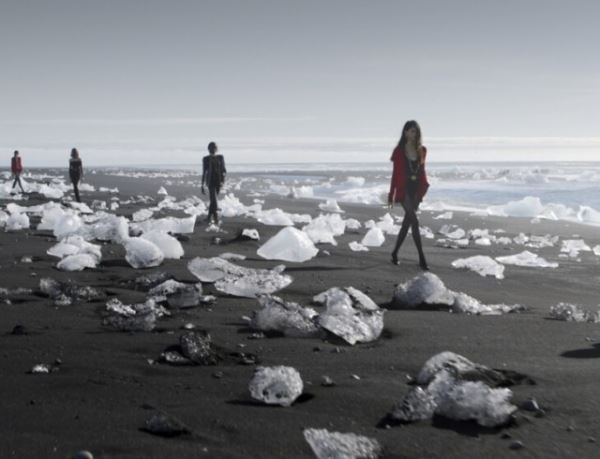 Мини-юбки, бриджи и мех: Saint Laurent представили новую коллекцию в ледниках (ФОТО+ВИДЕО)