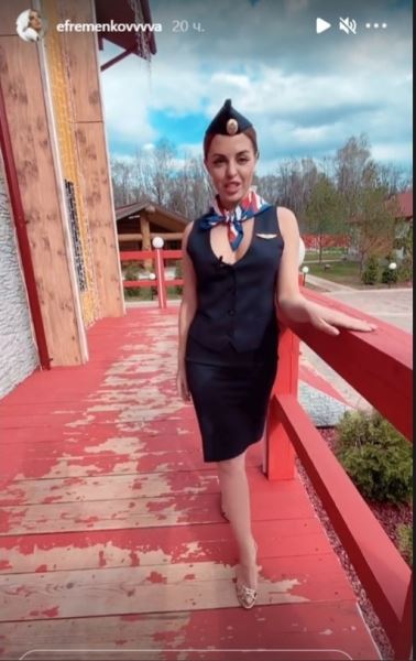 Юлия Ефременкова надела форму стюардессы