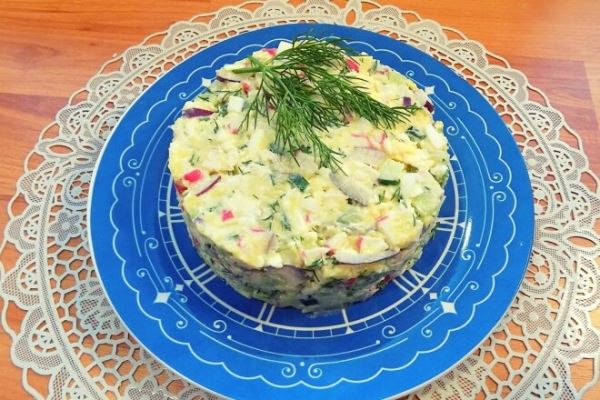 Салат с крабовыми палочками, плавленым сыром и огурцом
