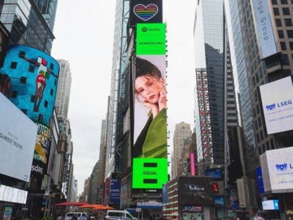 Поддержавшая "иноагентов" Монеточка появилась на билборде Spotify в Нью-Йорке