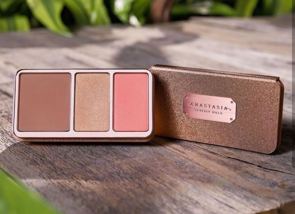 </p>
<p>                        Face palette by Anastasia Beverly Hills</p>
<p>                    