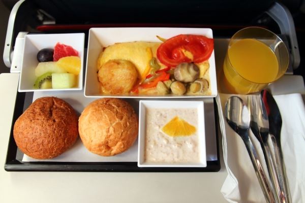 Откуда на самом деле берется еда в самолете